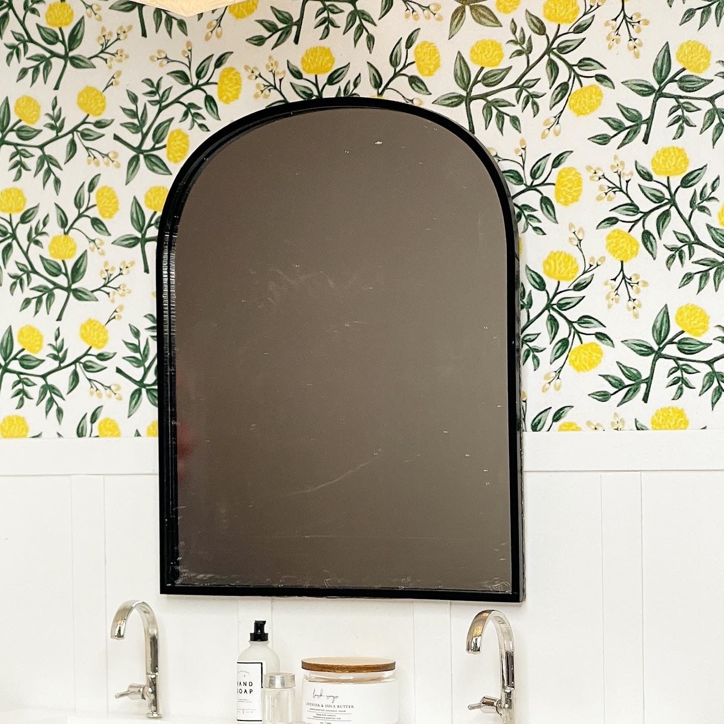 Rounded Mirror with Black Frame (Kit)