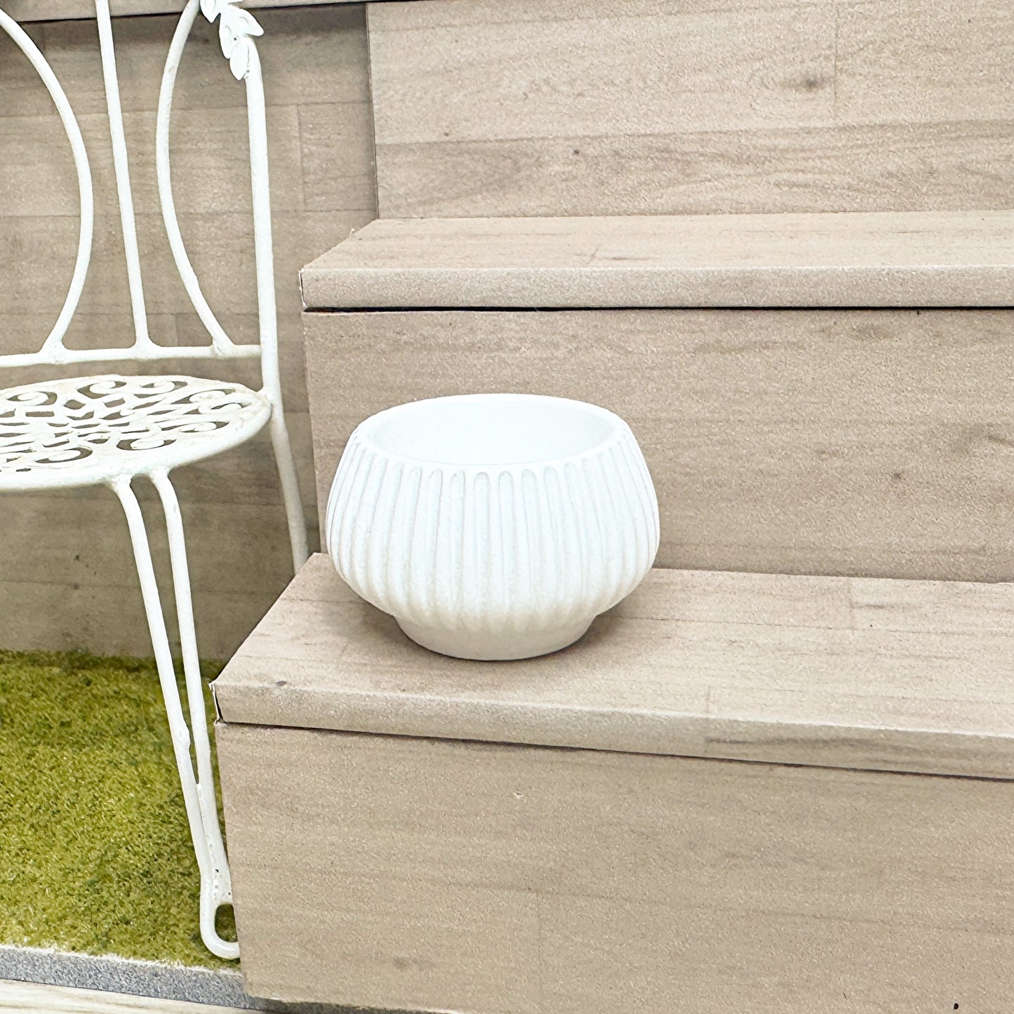 White Ribbed Pot