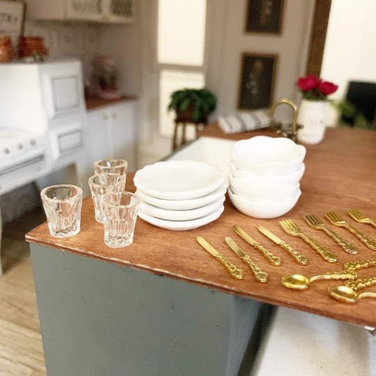 Dinnerware Set (3 Flatware Finishes Available)