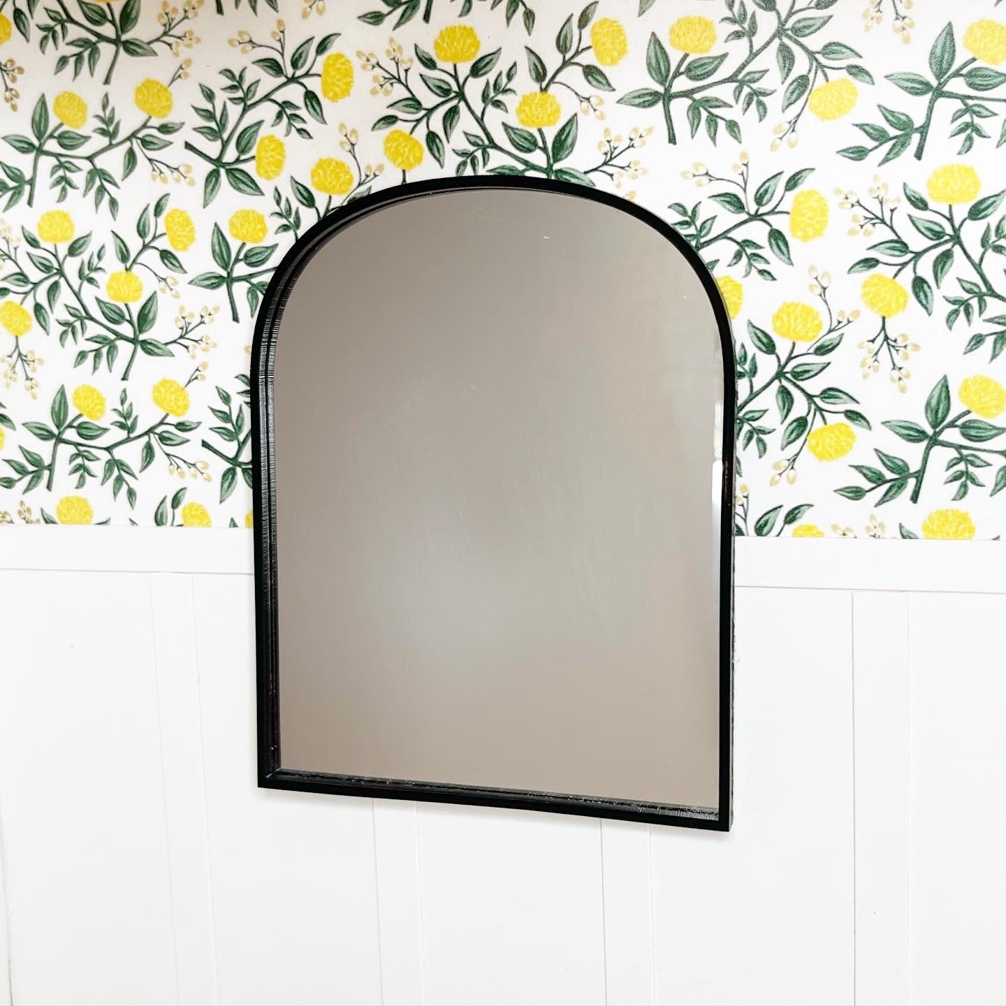 Rounded Mirror with Black Frame (Kit)