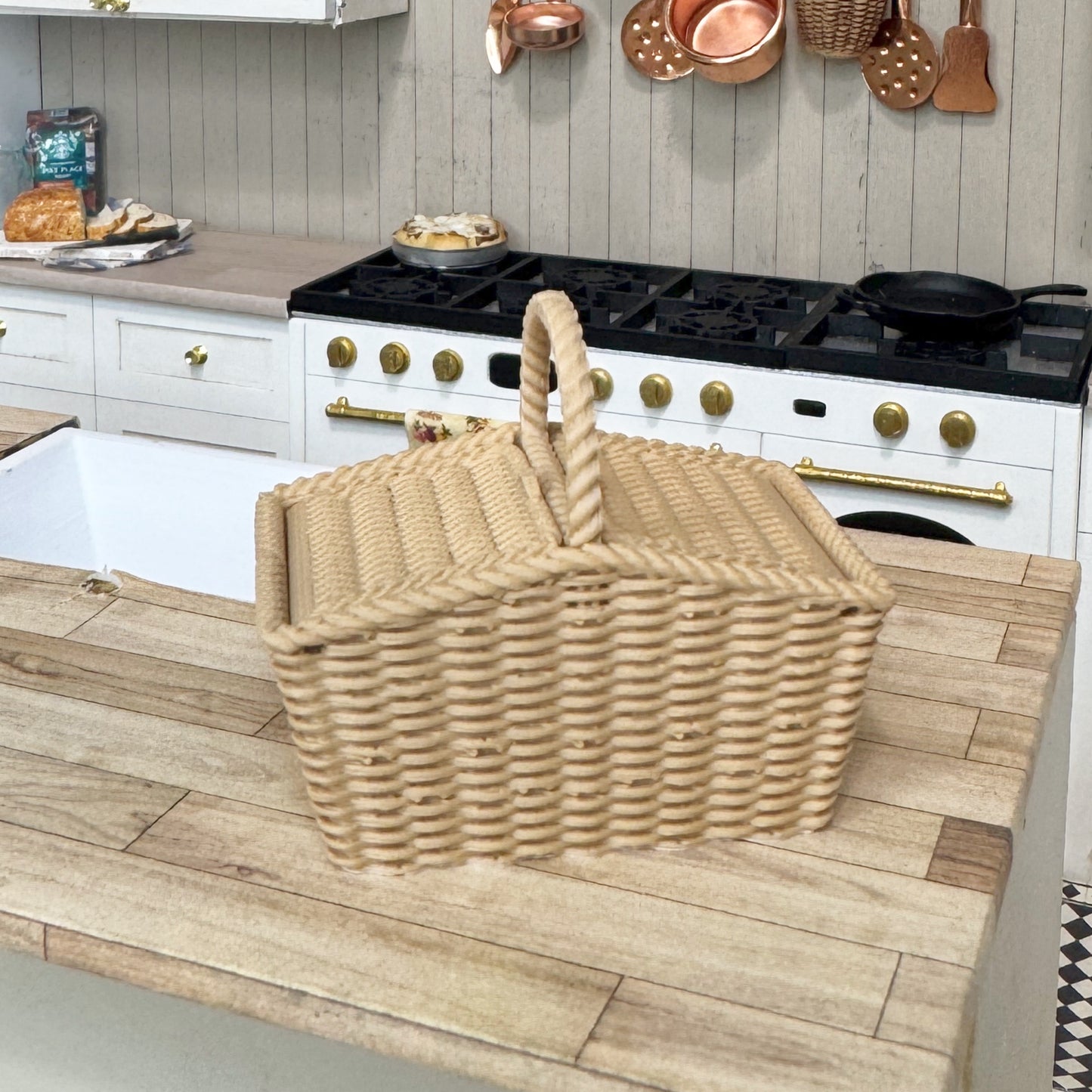 Tan Picnic Basket Kit