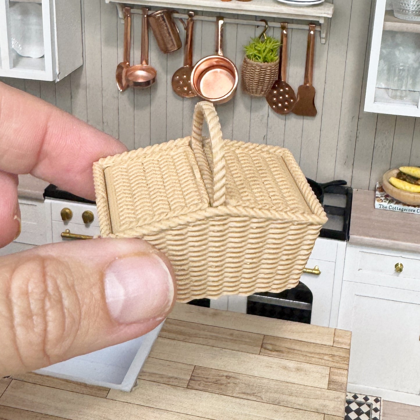 Tan Picnic Basket Kit